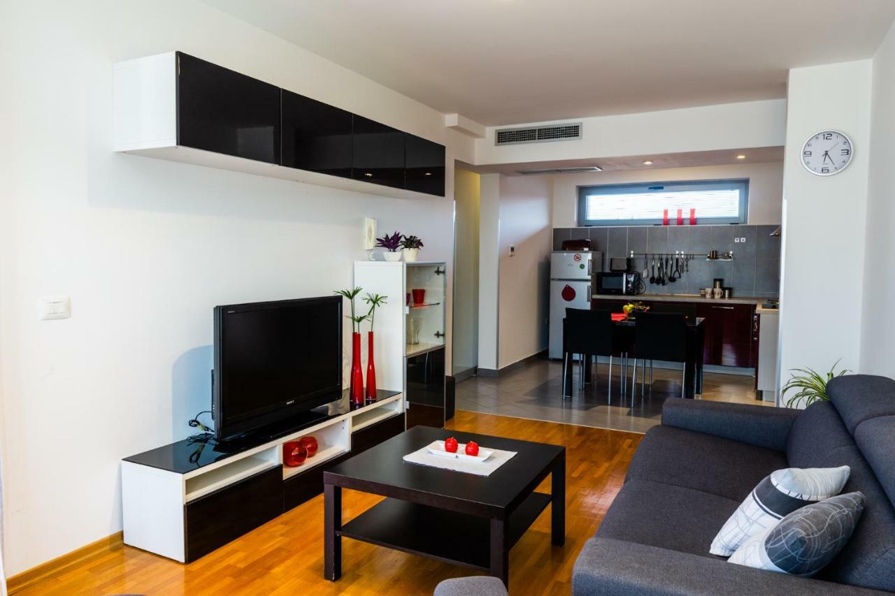 App - 1 Apartment *